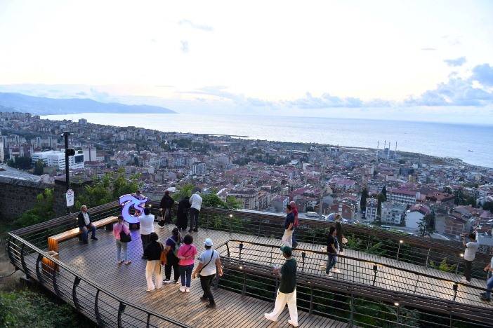 Trabzon'da yaz sıcağından bunalan vatandaşlar parklara akın ediyor 11